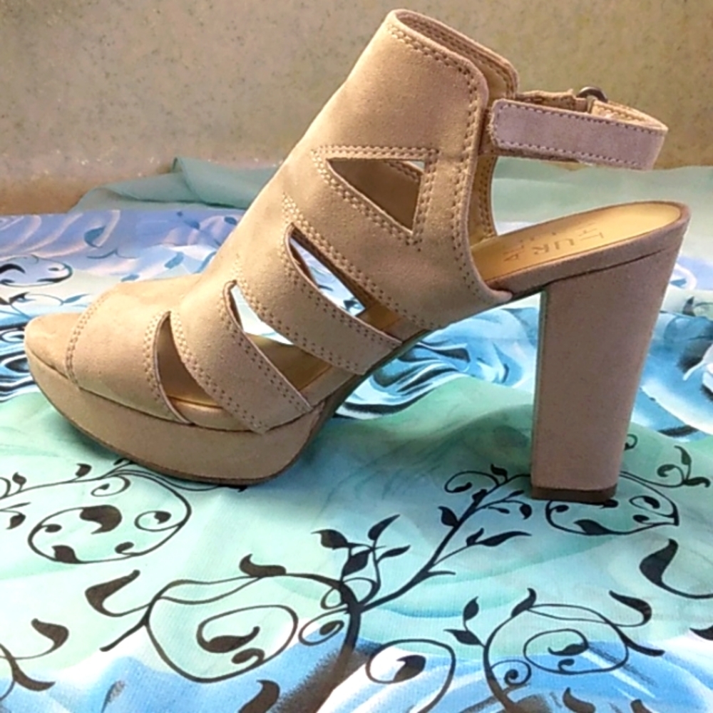 Naturalizer beige sandals.